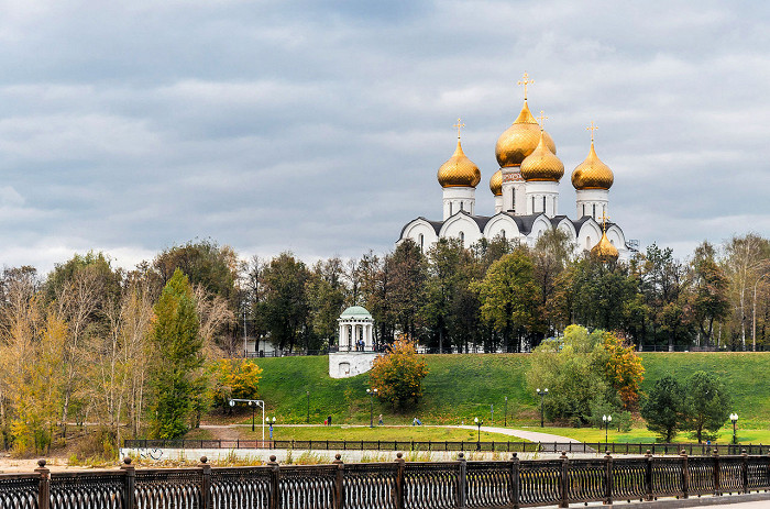 Вид со Стрелки на Успенский собор Ярославля