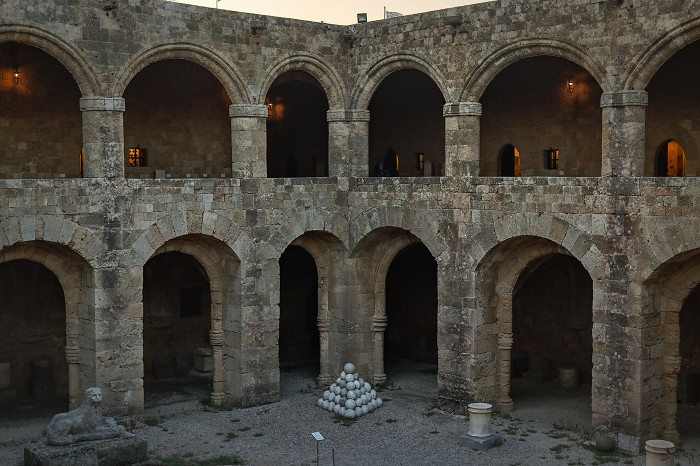 Вид на Археологический музей Родоса