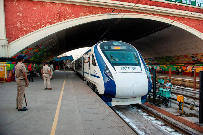 Скоростной поезд на станции в Дели
