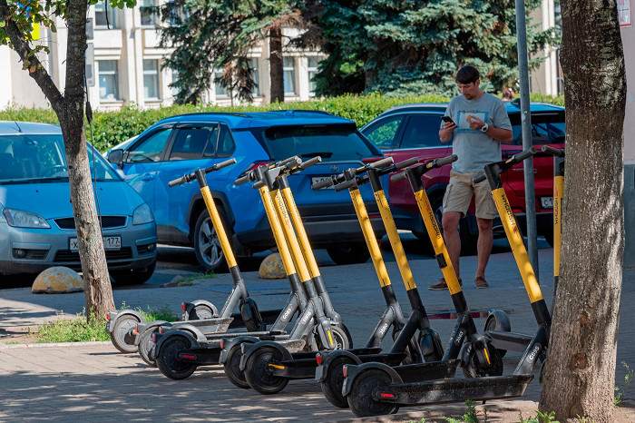 Припаркованные электросамокаты в Ярославле