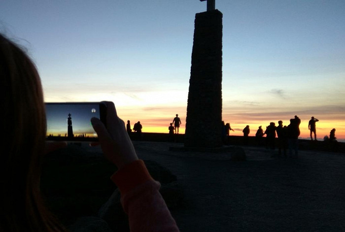 На смотровой площадке мыса Рока во время заката солнца, Португалия