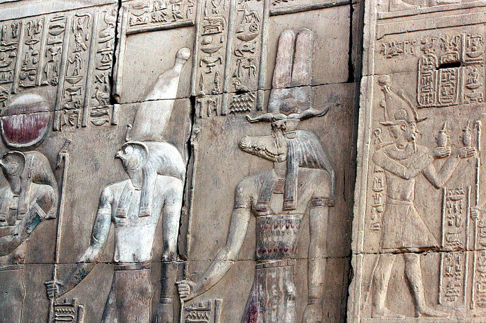 Изображение Гора и Себека на стене храма в Ком-Омбо