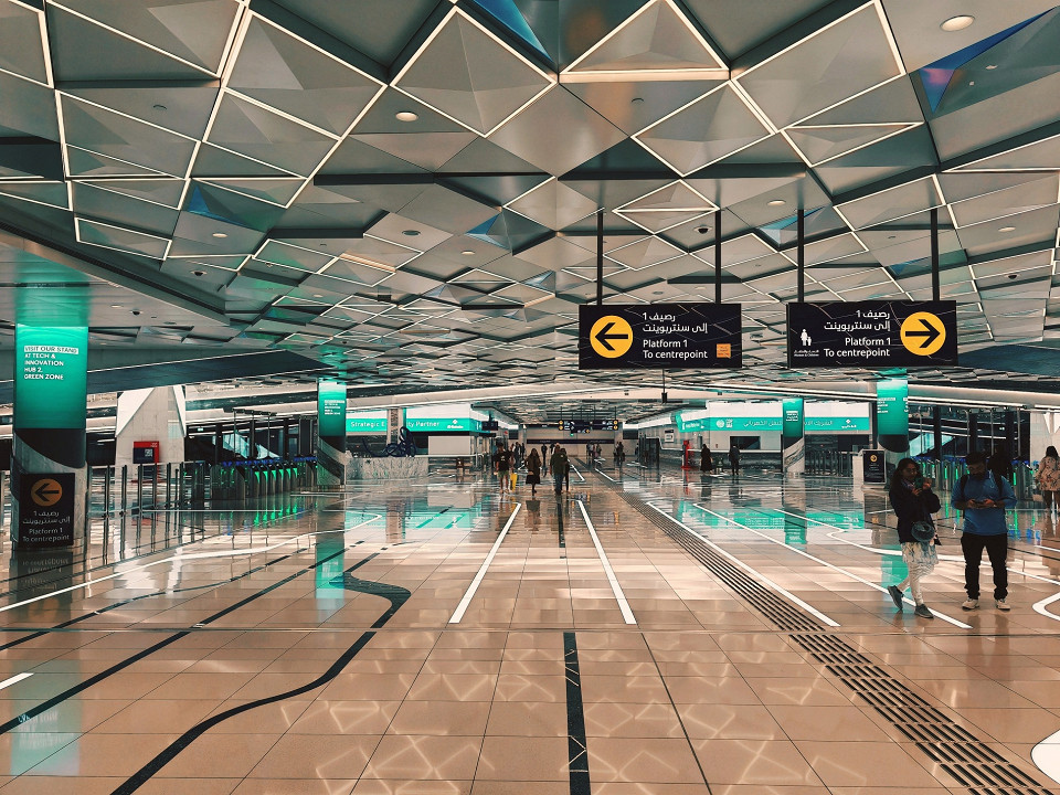 Интерьер станции метро Dubai Expo