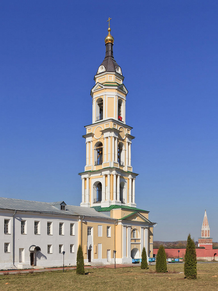Богоявленский Старо-Голутвин монастырь в Коломне, надвратная колокольня