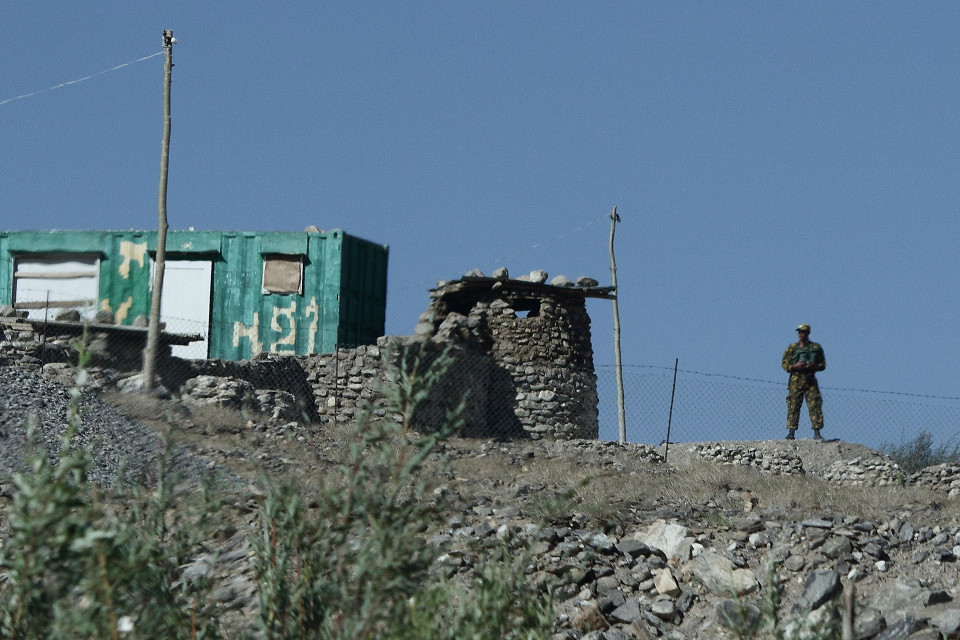 Военный на КПП, Памирский тракт