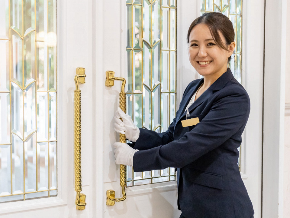 Кто открывает двери в гостинице 3