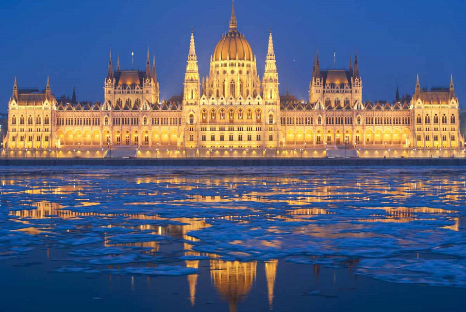 Здание венгерского парламента, отражение в замерзшем Дунае, Венгрия