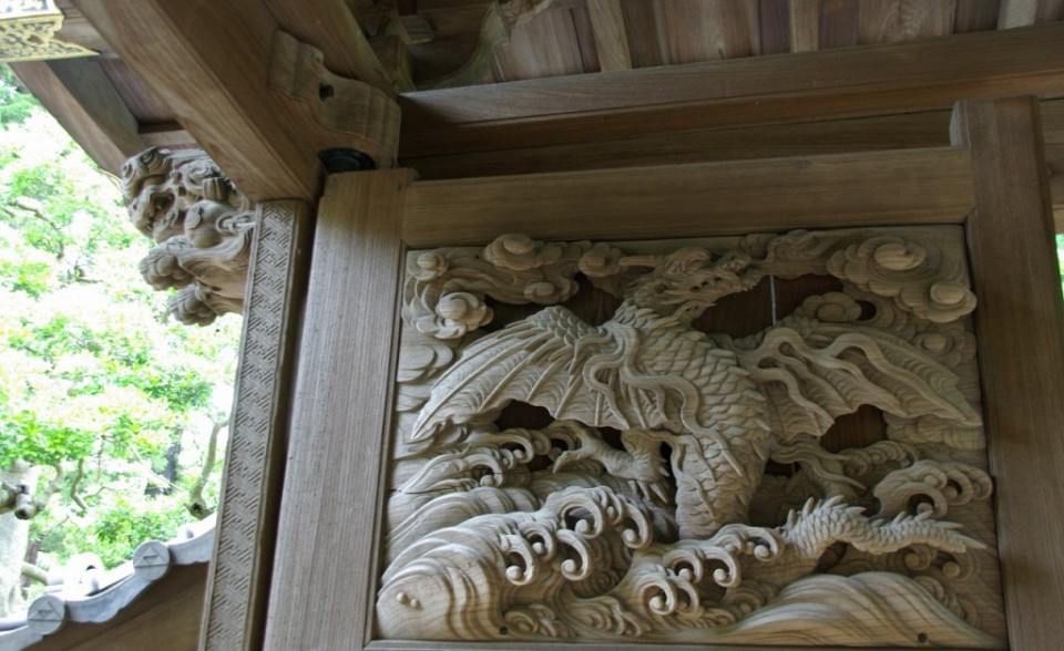 Каменный дракон в храме Engakuji в Камакуре