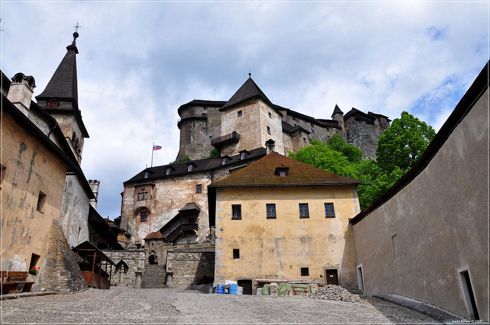 Оравский Град, двор