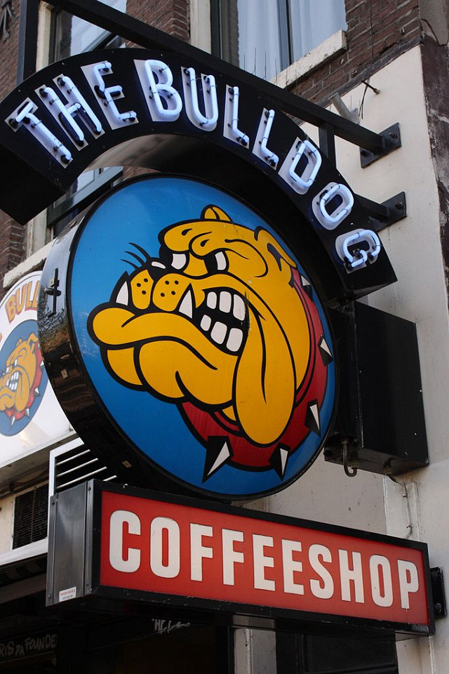 Площадь Лейдсеплейн, вывеска кофешопа Bulldog Palace