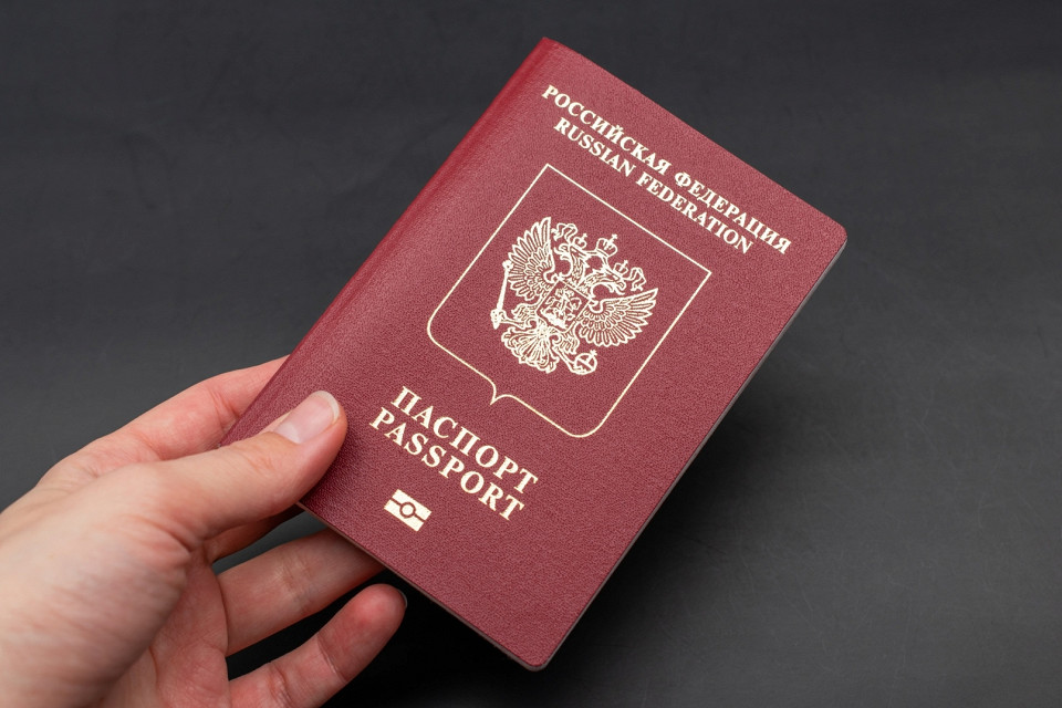 Российский загранпаспорт на темном фоне