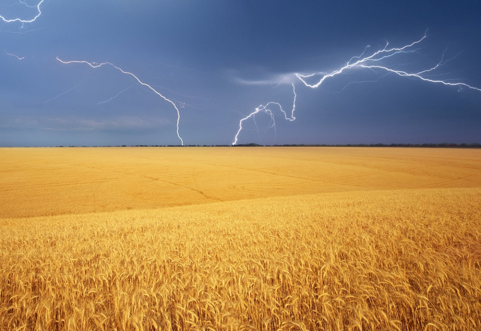 Молния бьет в землю