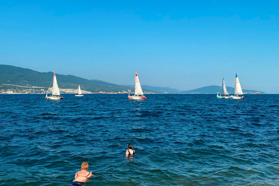 Отзыв о Новороссийске, катера в море