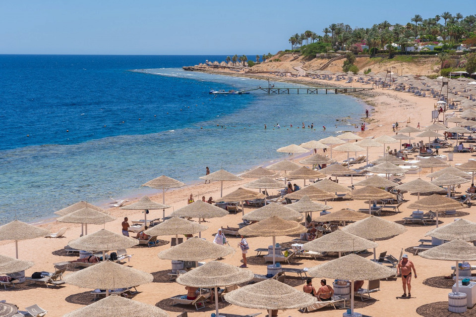 Пляж с зонтиками в Шарм-эль-Шейхе, Египет