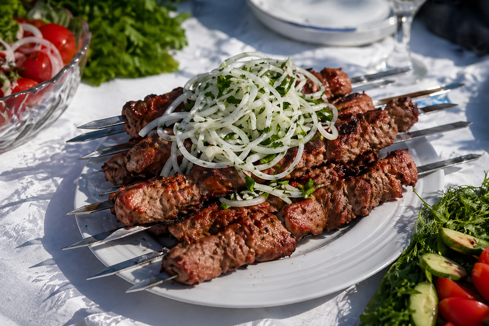 Шашлык с луком на столе