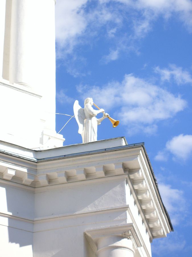 Фигура ангела на колокольне Всехсвятского собора в Туле