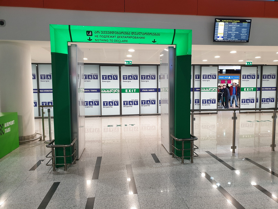 Таможенный контроль в аэропрту Тбилиси