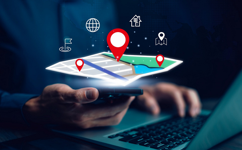 Ноутбук с виртуальным миром, приложением GPS, значком Карты путешествий и поиск мест в онлайн-системе