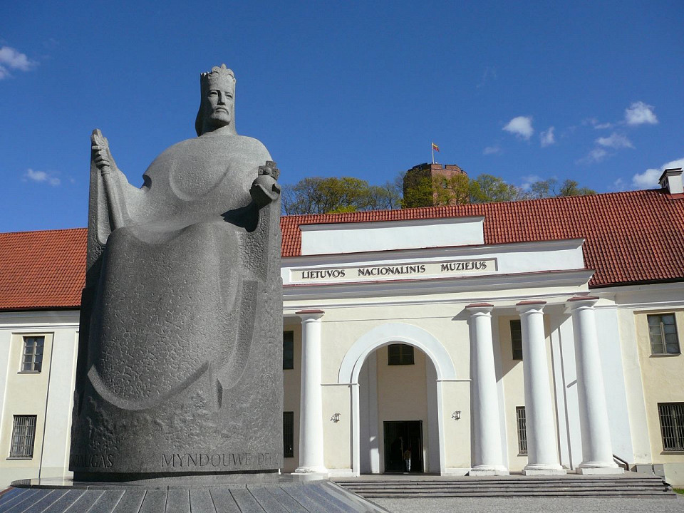 Национальный музей Литвы, памятник королю Миндаугасу