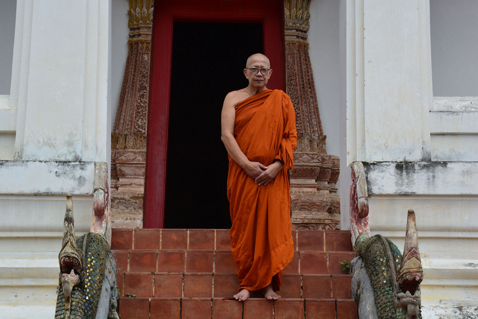 Буддистский монах в храме Wat Thung Si Mueang, Таиланд