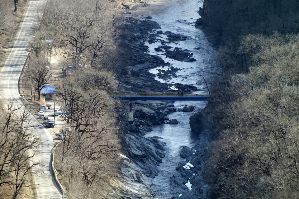 Водопады Руфабго, пешеходный мост через реку Белую