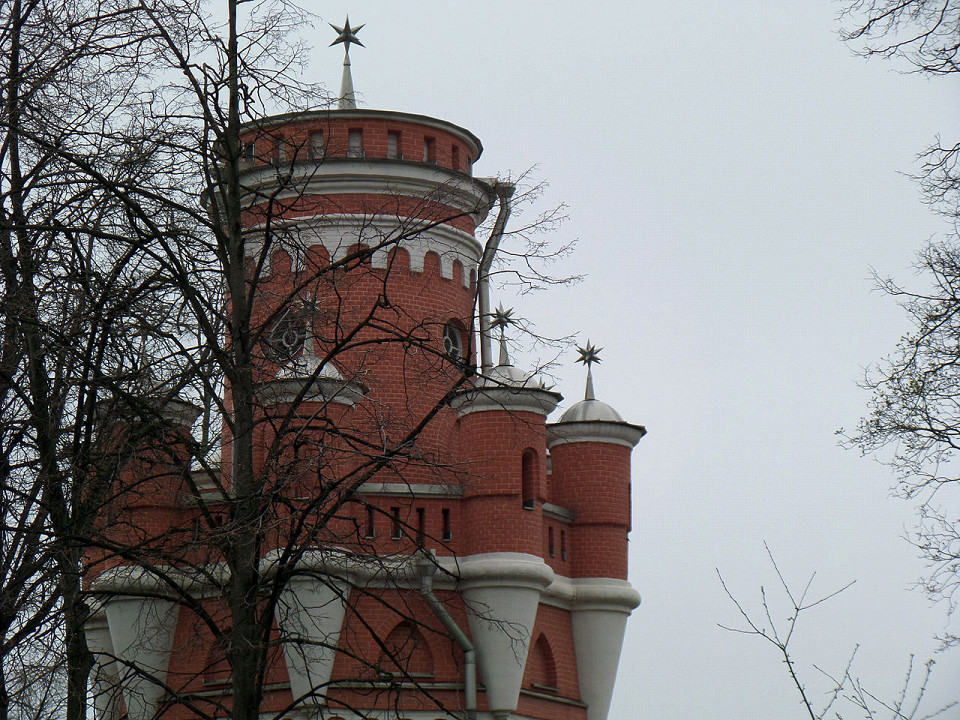 Петровский путевой дворец, одна из башен