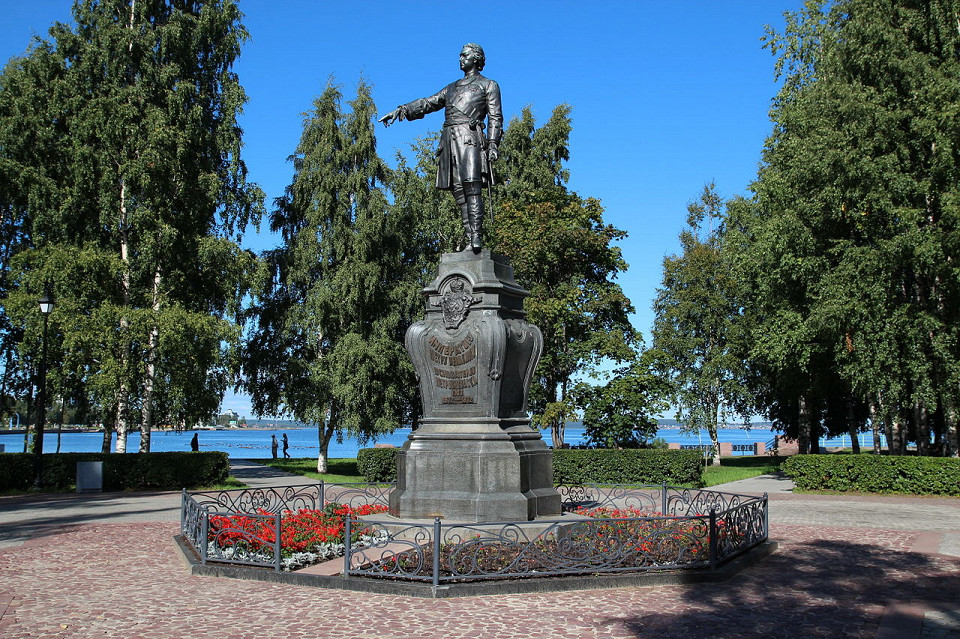Памятник императору Петру Великому, основателю Петрозаводска