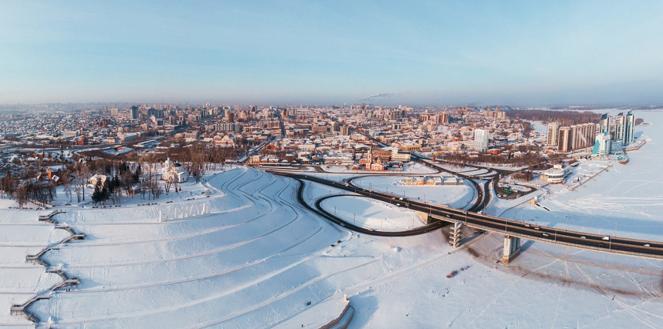 Аэрофотосъемка моста и автомобиля по мосту, зимний солнечный день в Барнауле