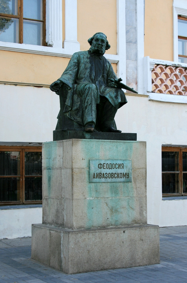 Памятник Айвазовскому перед галереей