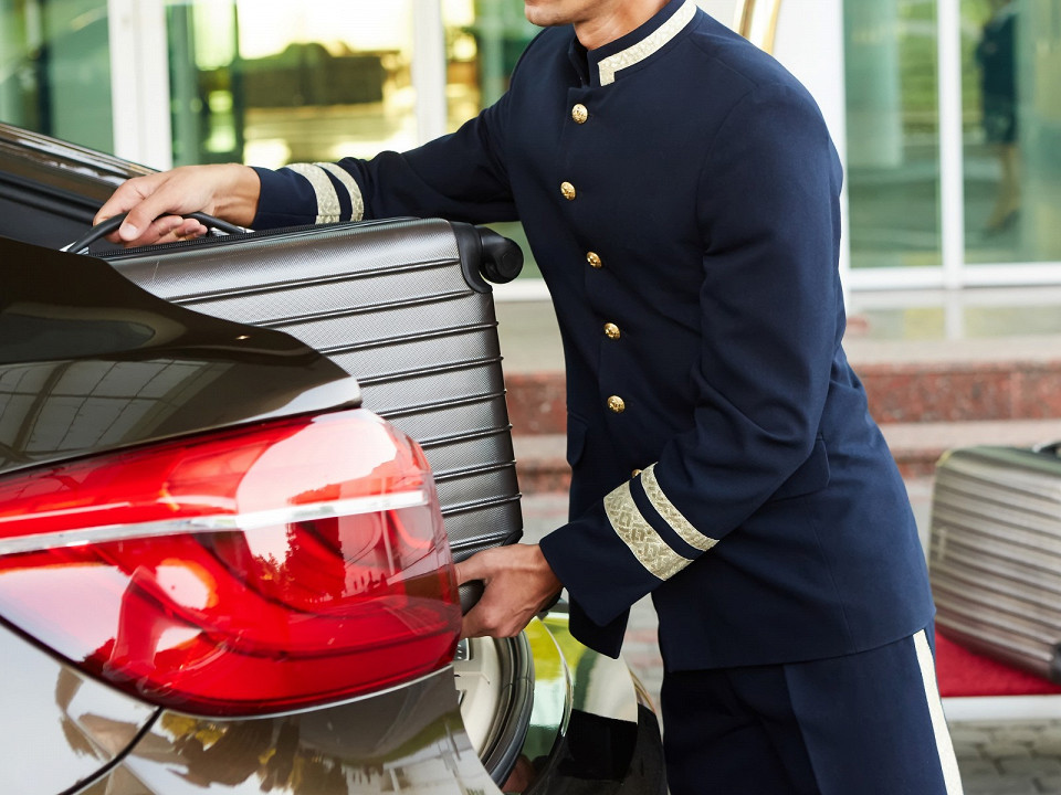 Кто носит чемоданы в отеле 1