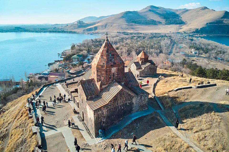 Монастырь Севанаванк на берегу озера Севан