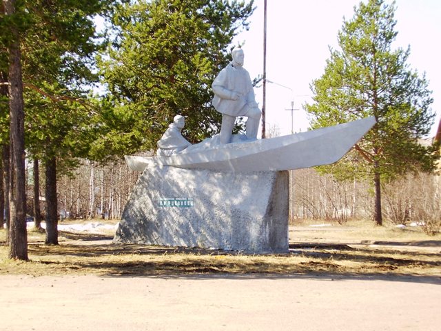 Памятник Русанову в Печоре