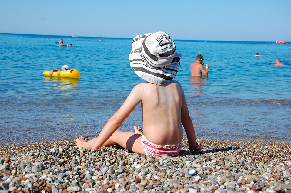 Ребенок на пляже у моря