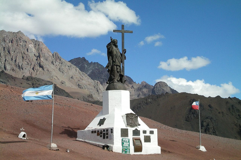 Памятник Христу Искупителю (Андский Христос) на линии границы между Аргентиной и Чили