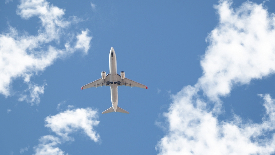 Самолет в небе между облаков