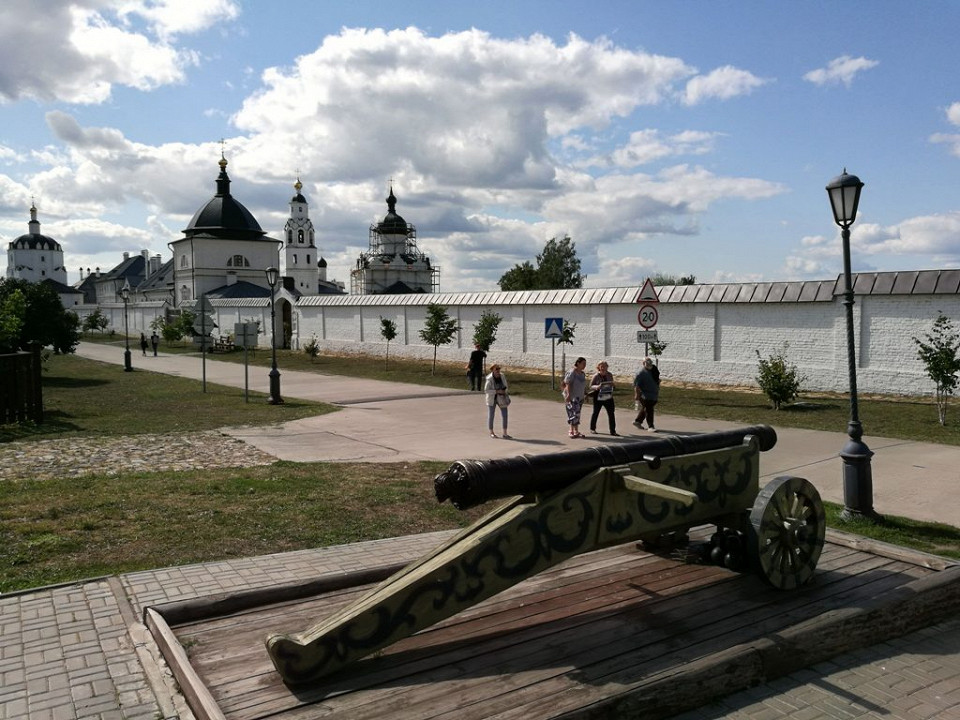 Скульптура пушки рядом с монастырем на острове Свияжск, Россия