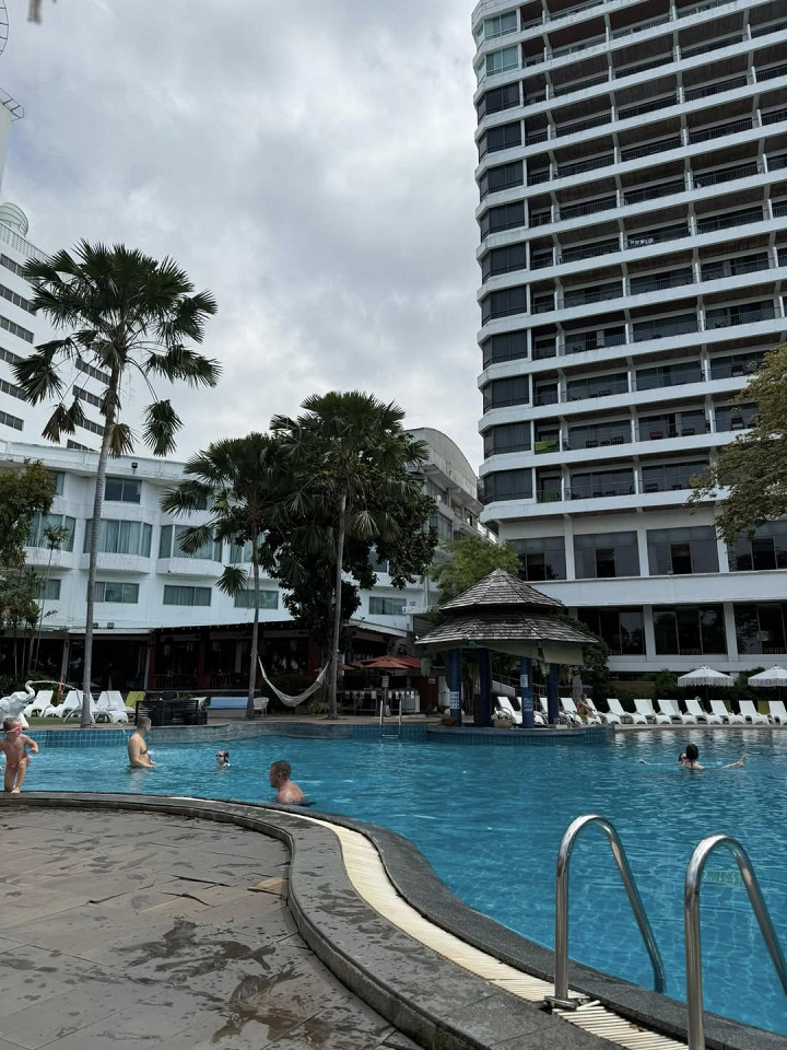 Грязно, специфическая еда, нет сервиса7