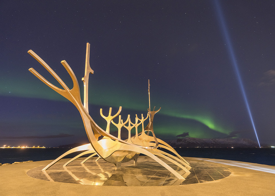 Памятник Sun Voyager и северное сияние