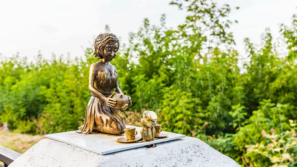 13 скульптур — талисманов городов 4