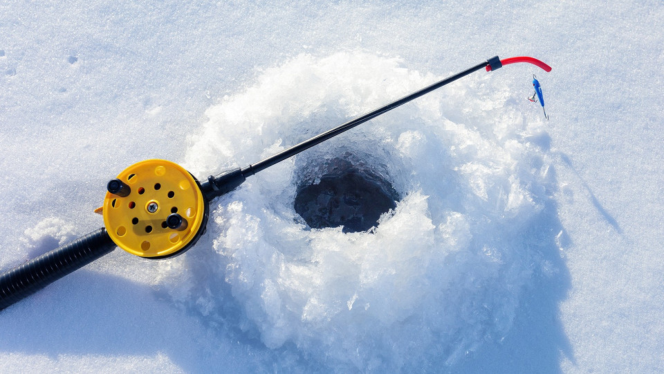 Удочка на льду у лунки