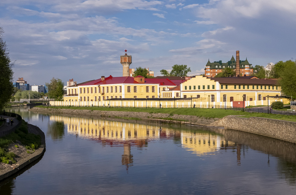 Шпульно-катушечная фабрика на берегу реки Уводь