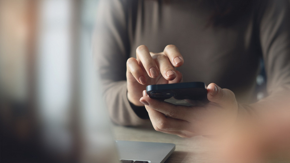 Женские руки и смартфон
