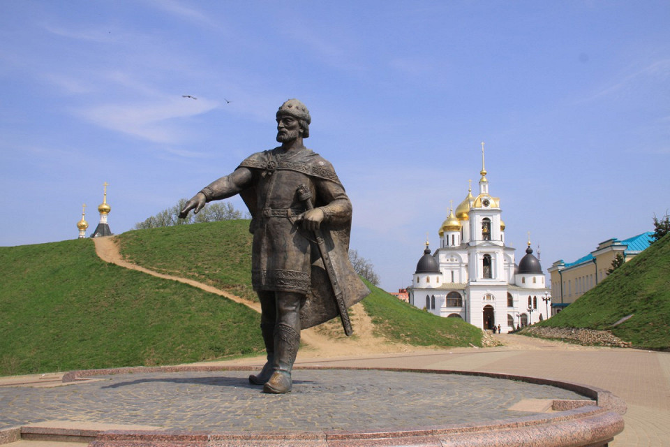 Дмитровский кремль, памятник Юрию Долгорукому