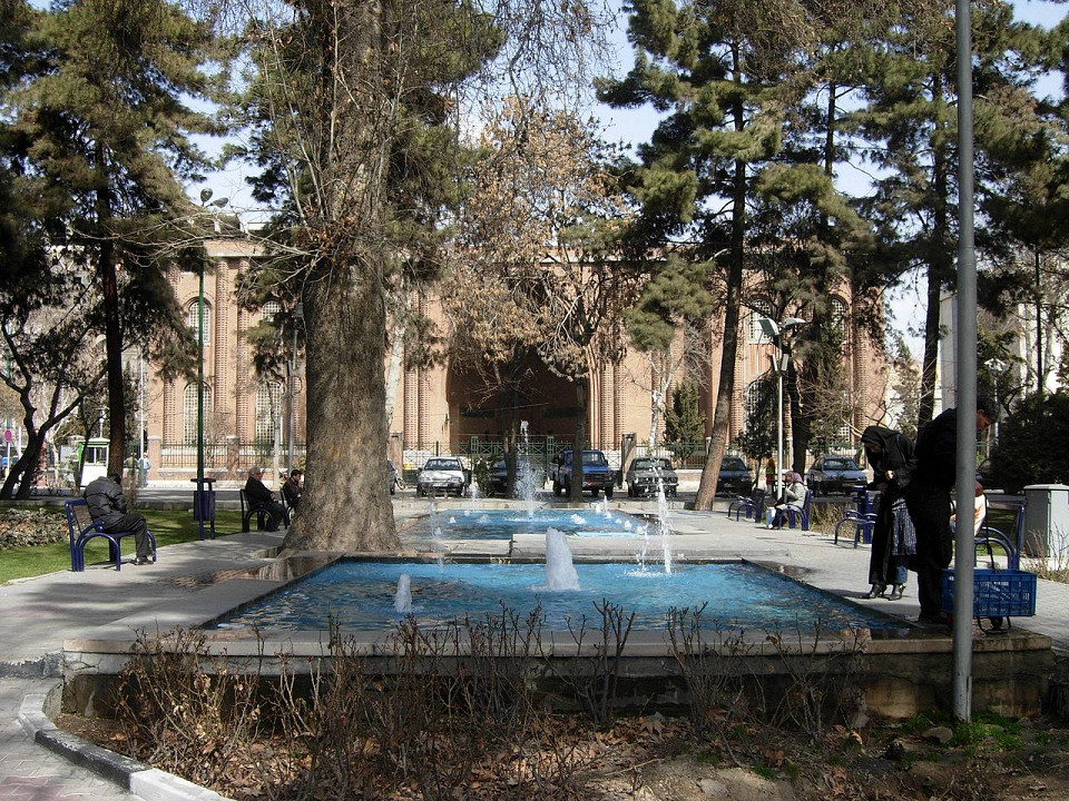 Иранский национальный музей, фонтаны в парке