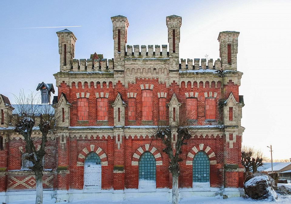 Старожиловский конный завод; конюшня фон Дервизов, фронтон здания