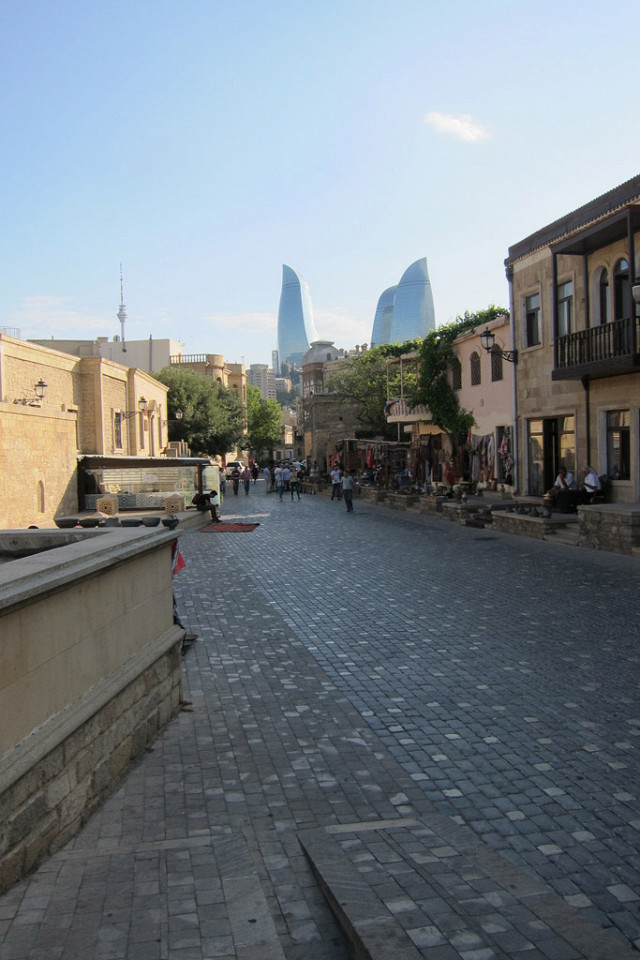 По пути к Пламенным башням, Баку