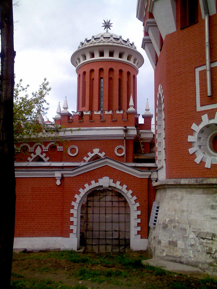 Петровский Путевой (Подъездной) дворец, башня при воротах