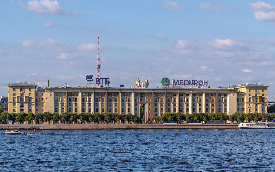 Дом Балтфлота на Петровской набережной в Санкт-Петербурге