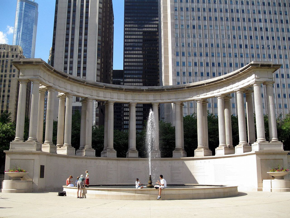 Миллениум-парк в Чикаго, площадь Wrigley Square