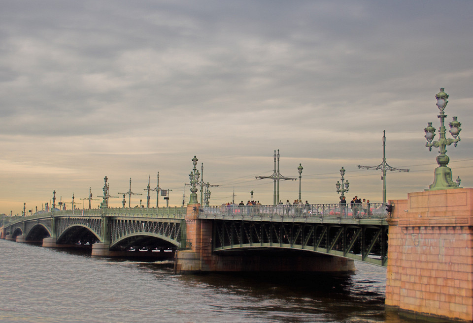Вид на Троицкий мост в Санкт-Петербурге